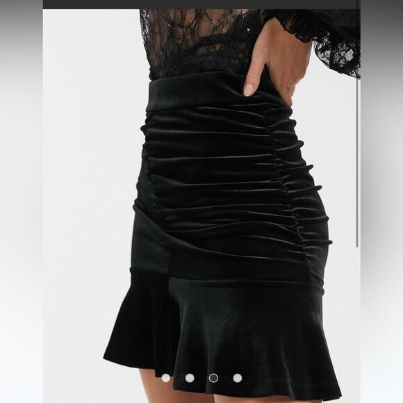 & Other Stories Black Velvet Ruched Mini Skirt - Picture 6 of 11